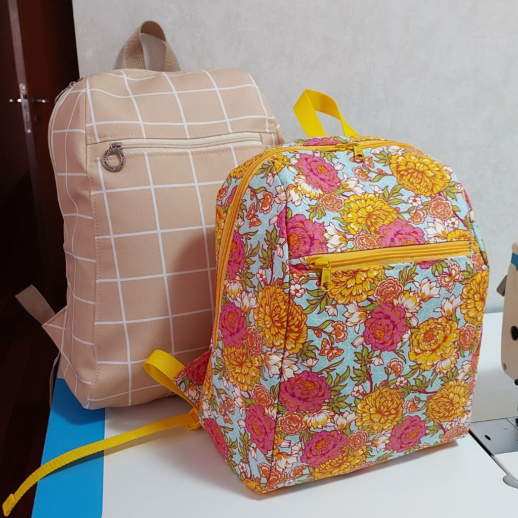 mochila xadrez grande e mochila floral média